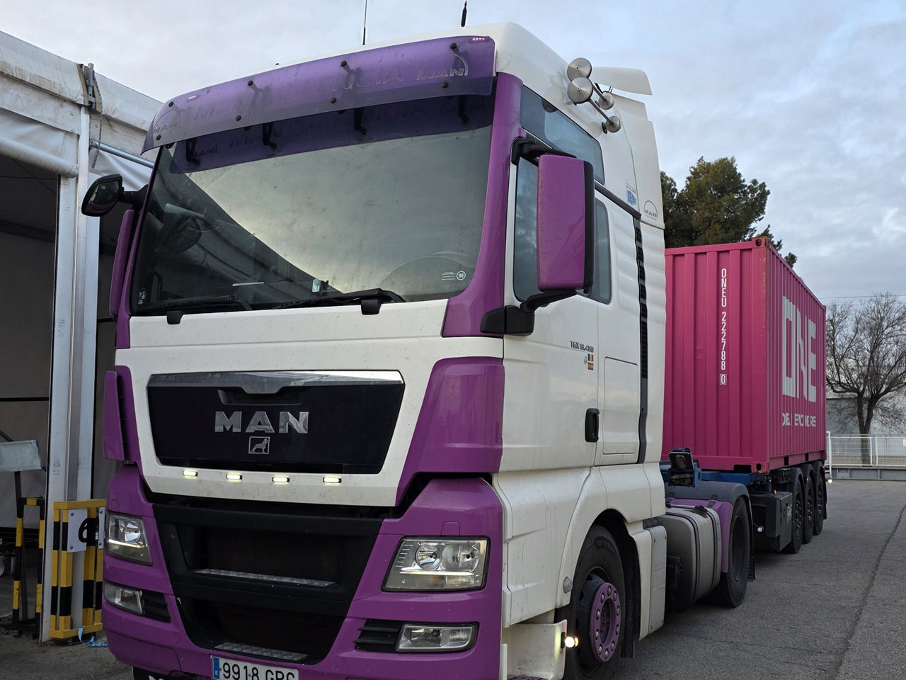 MAN weiß-pinker Truck